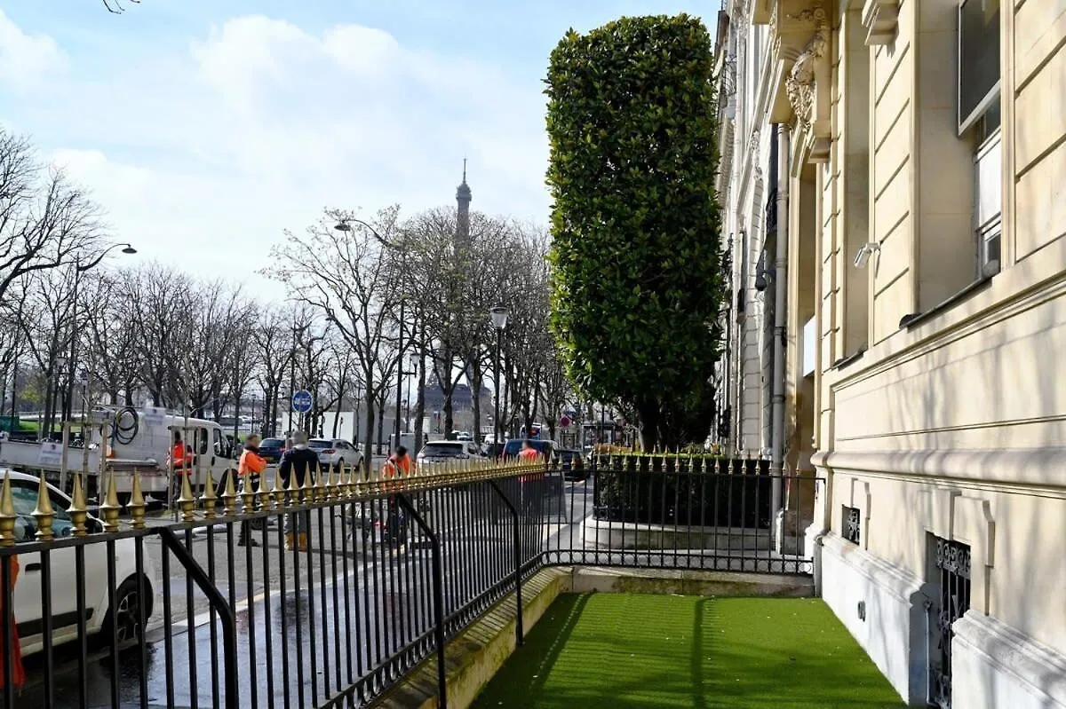 Elegant Studio Avenue Montaigne Paris