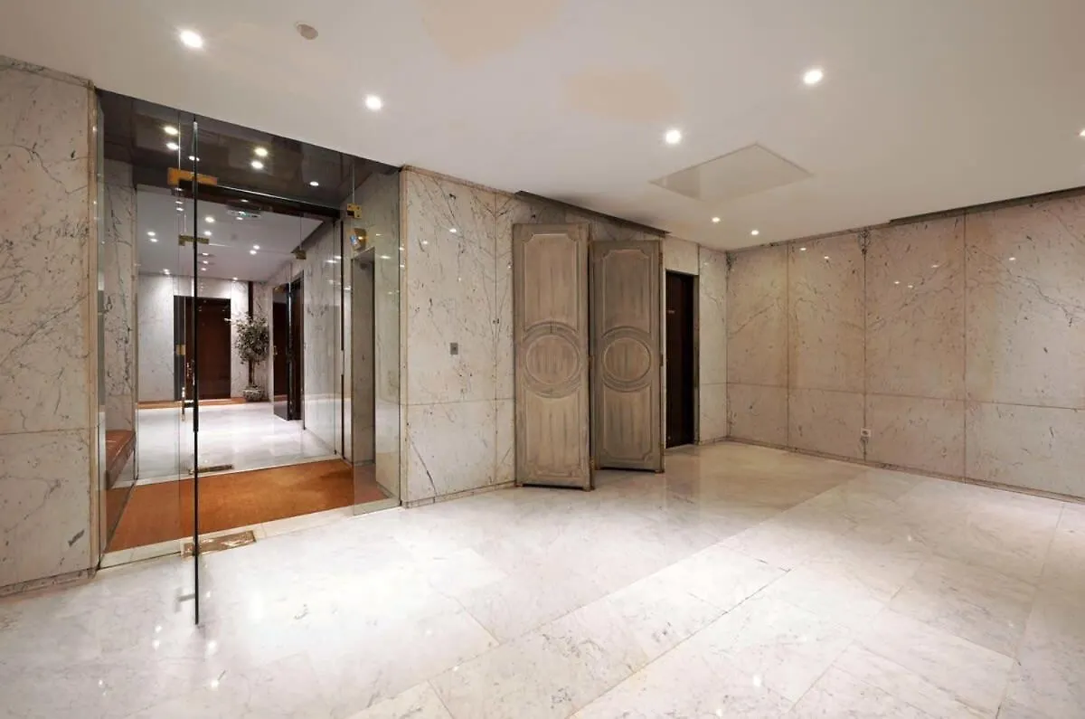 Elegant Studio Avenue Montaigne Paris Apartment