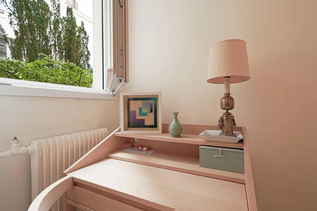 Apartment Elegant Studio Avenue Montaigne Paris France
