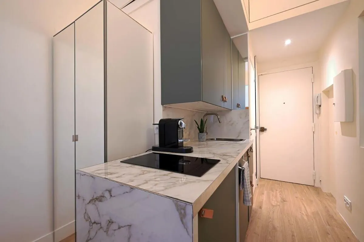 Apartment Elegant Studio Avenue Montaigne Paris