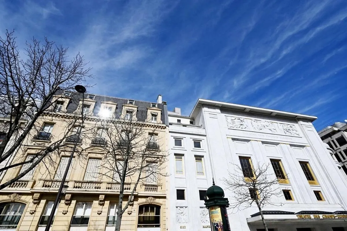 Apartment Elegant Studio Avenue Montaigne Paris
