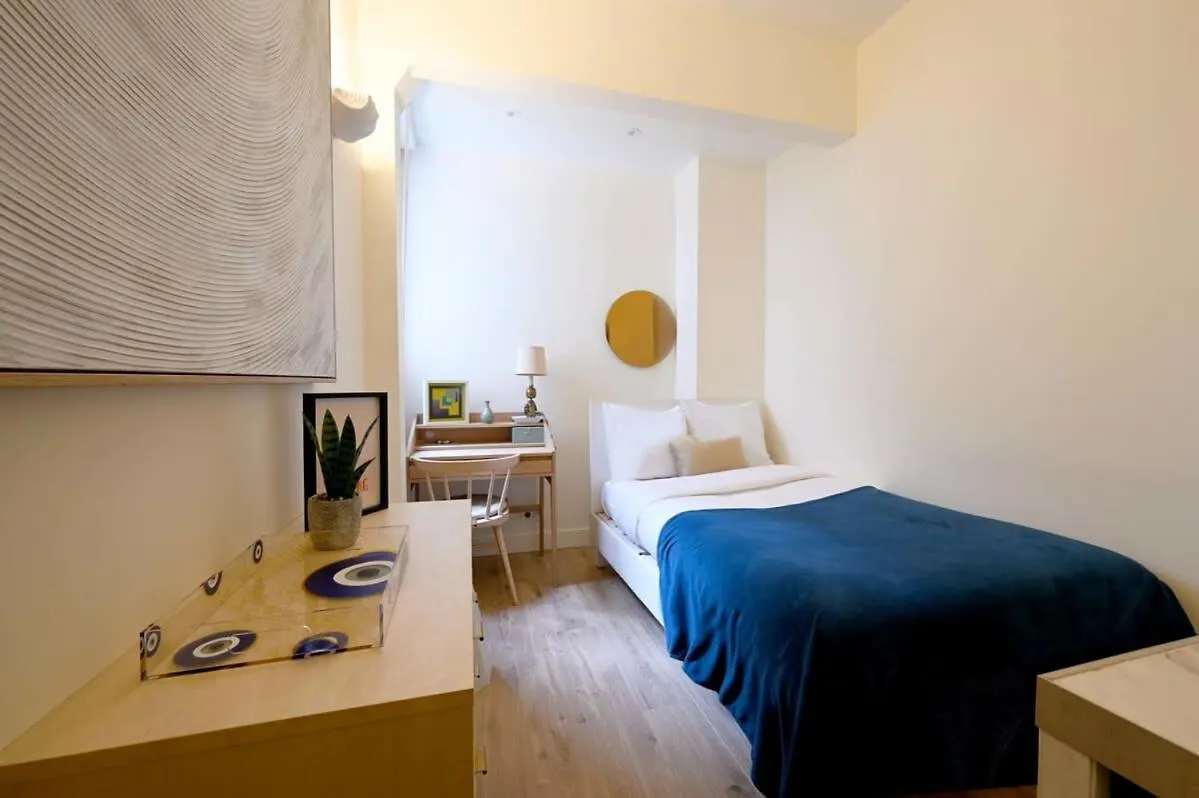 Elegant Studio Avenue Montaigne Paris France
